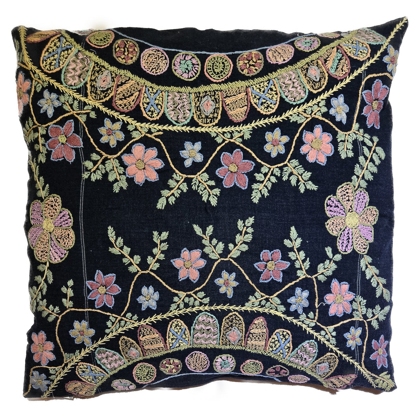 Gú´pil Embroidered Pillow Cushion