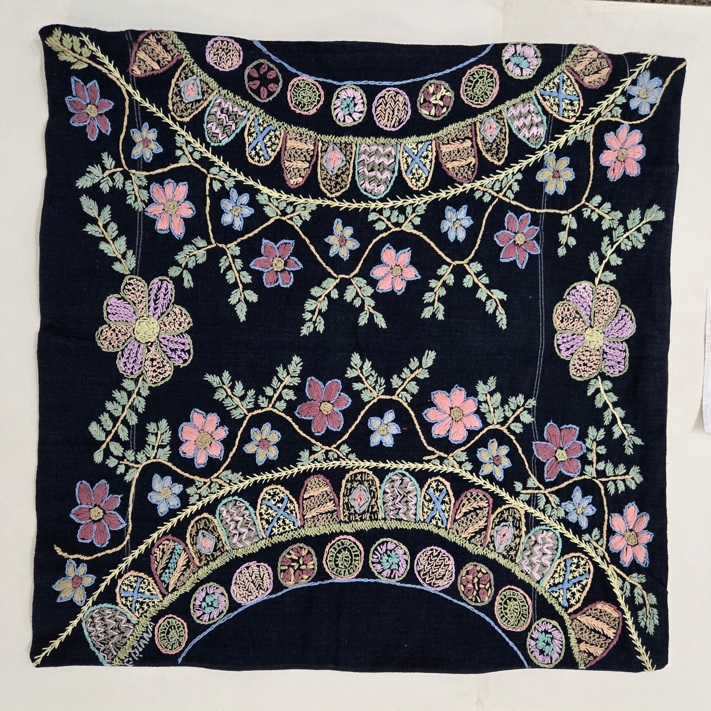 Gú´pil Embroidered Pillow Cushion