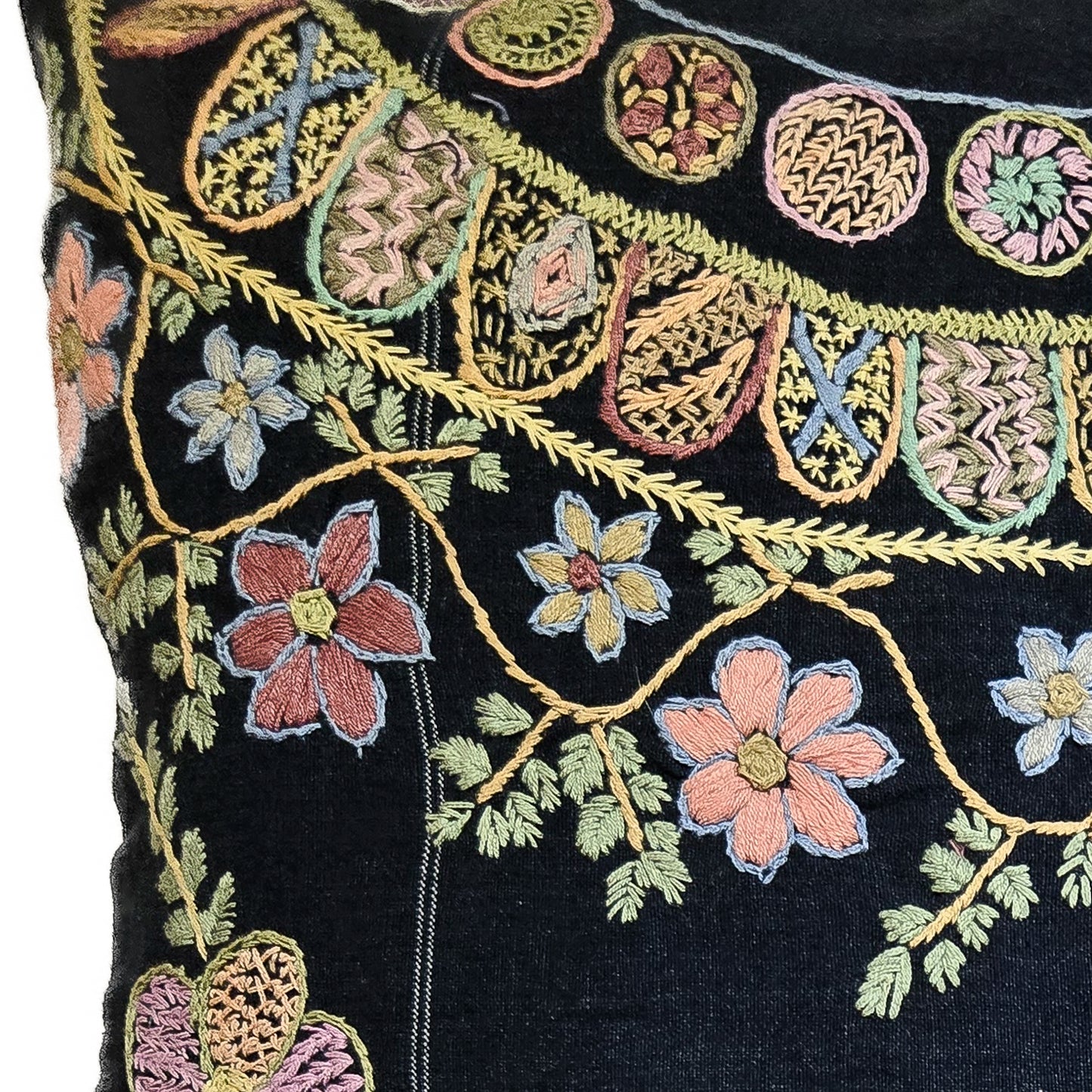 Gú´pil Embroidered Pillow Cushion