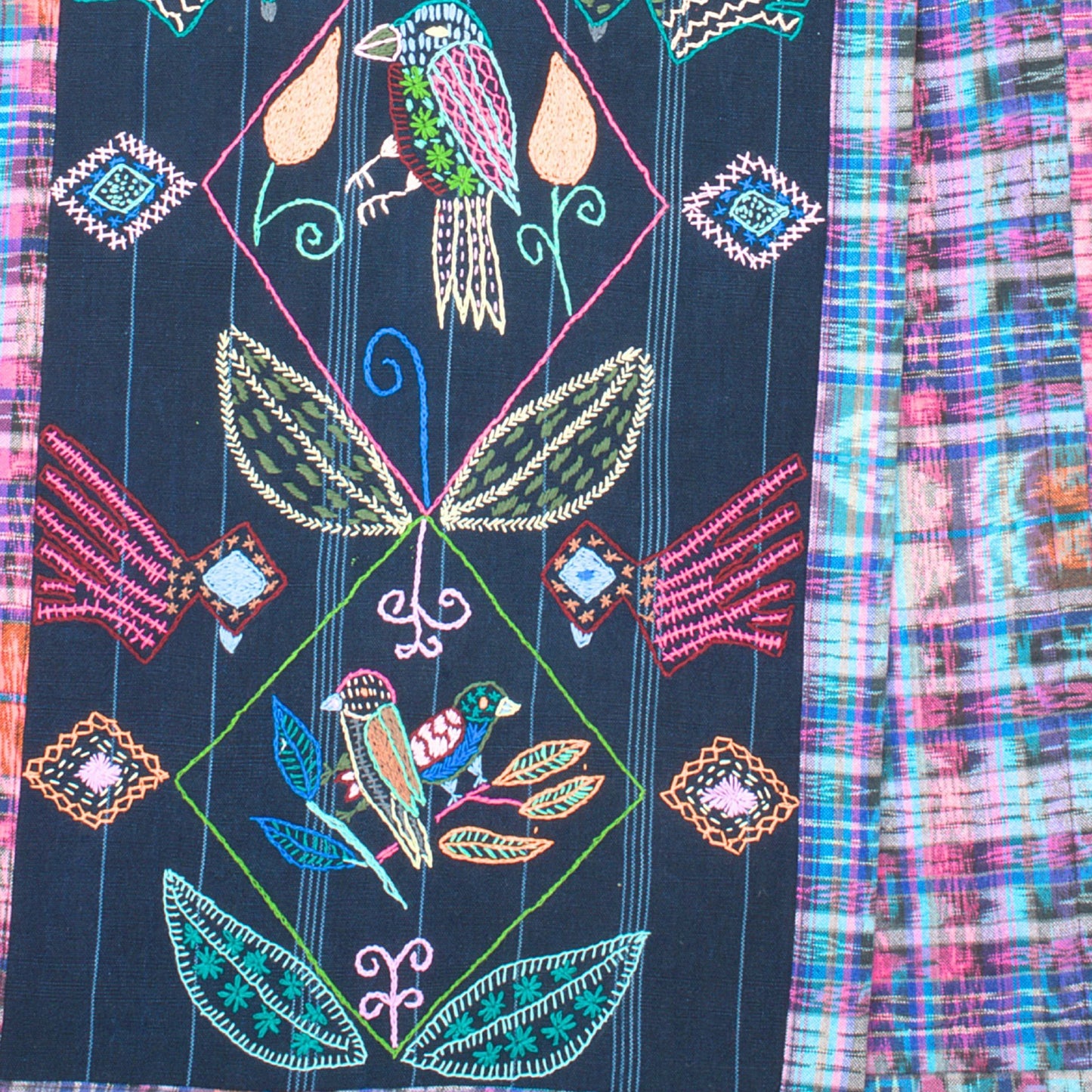 Bird-themed table runner